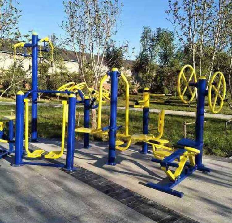 中国の公園に備え付けの健康遊具(器具?)について